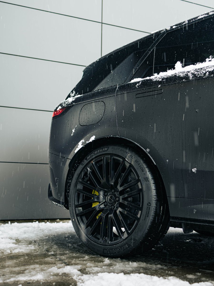 FieldsAuto's tweet image. The apex of luxury. 👑 This Range Rover SV (Stock L25834) at Land Rover Bellevue redefines what’s possible on four wheels. Bespoke craftsmanship meets legendary capability. See more: landroverbellevue.com

📸 Michael Nguyen

#RangeRover #LuxuryCars #SV #LandRover