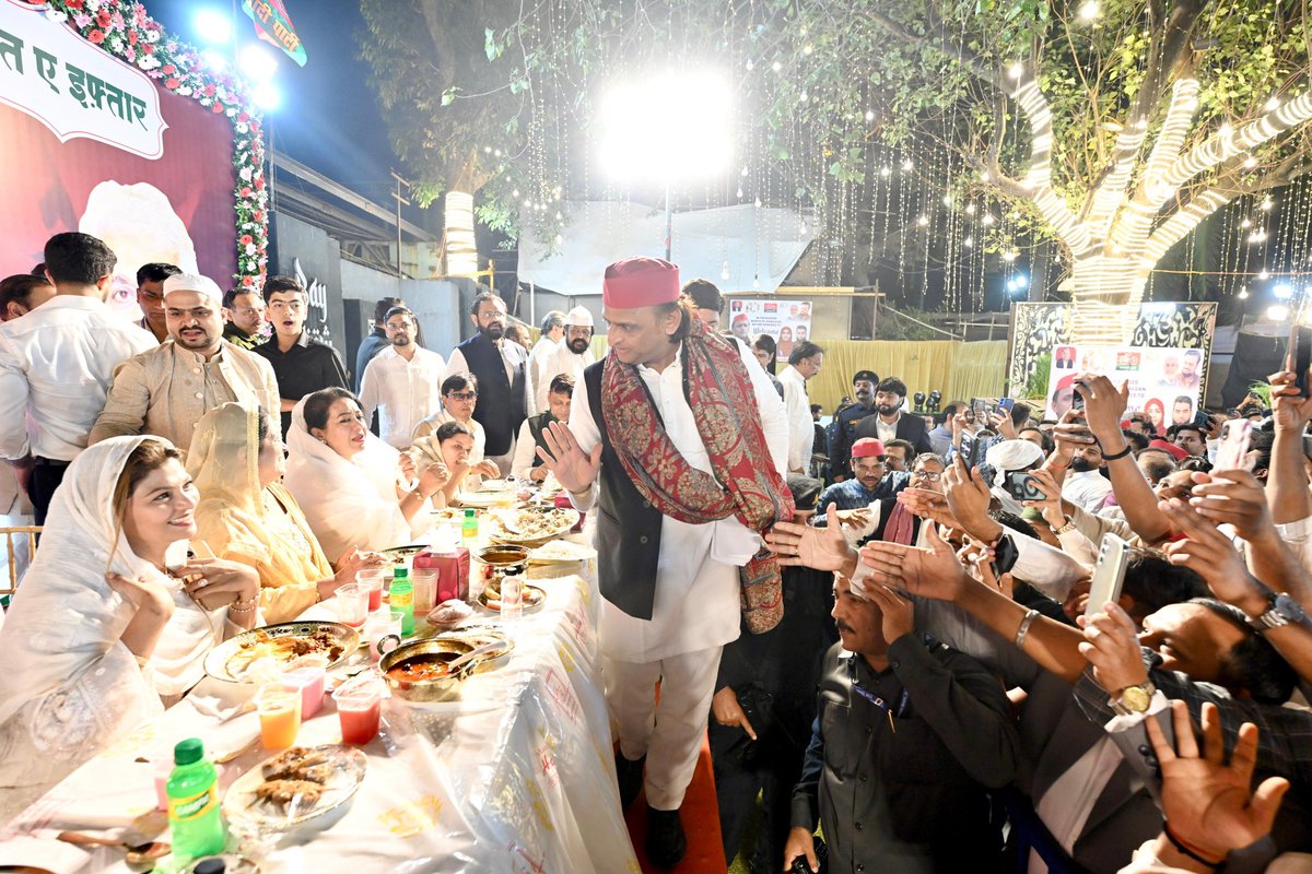 yadavakhilesh's tweet photo. इफ़्तार भी, सौहार्द गुलज़ार भी! https://t.co/mgn7wmRxrF