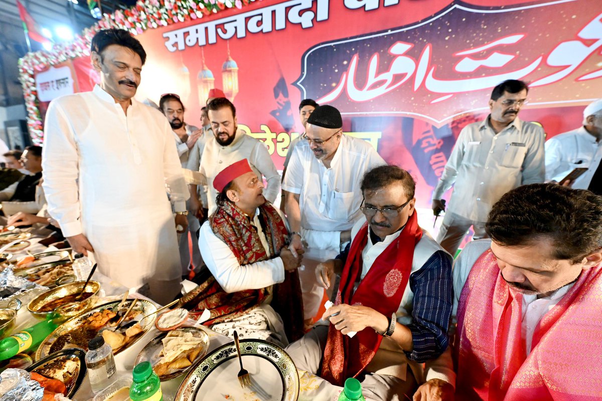 yadavakhilesh's tweet photo. इफ़्तार भी, सौहार्द गुलज़ार भी! https://t.co/mgn7wmRxrF