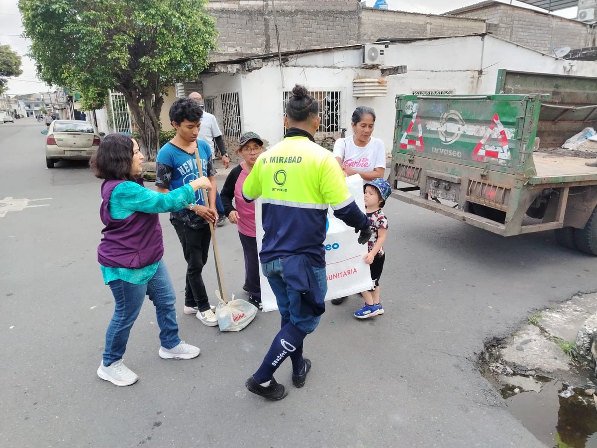 Salud_Guayas's tweet photo. #MSPEnTerritorio I Nuestro personal del #Distrito09D01 de @Salud_Ec, continúa recorriendo el territorio para proteger a la comunidad. Realizamos una gran minga sanitaria en la Cooperativa #FlorDelGuasmo, enfocada en la prevención y el control integral del dengue. https://t.co/GiWHO5qAj7