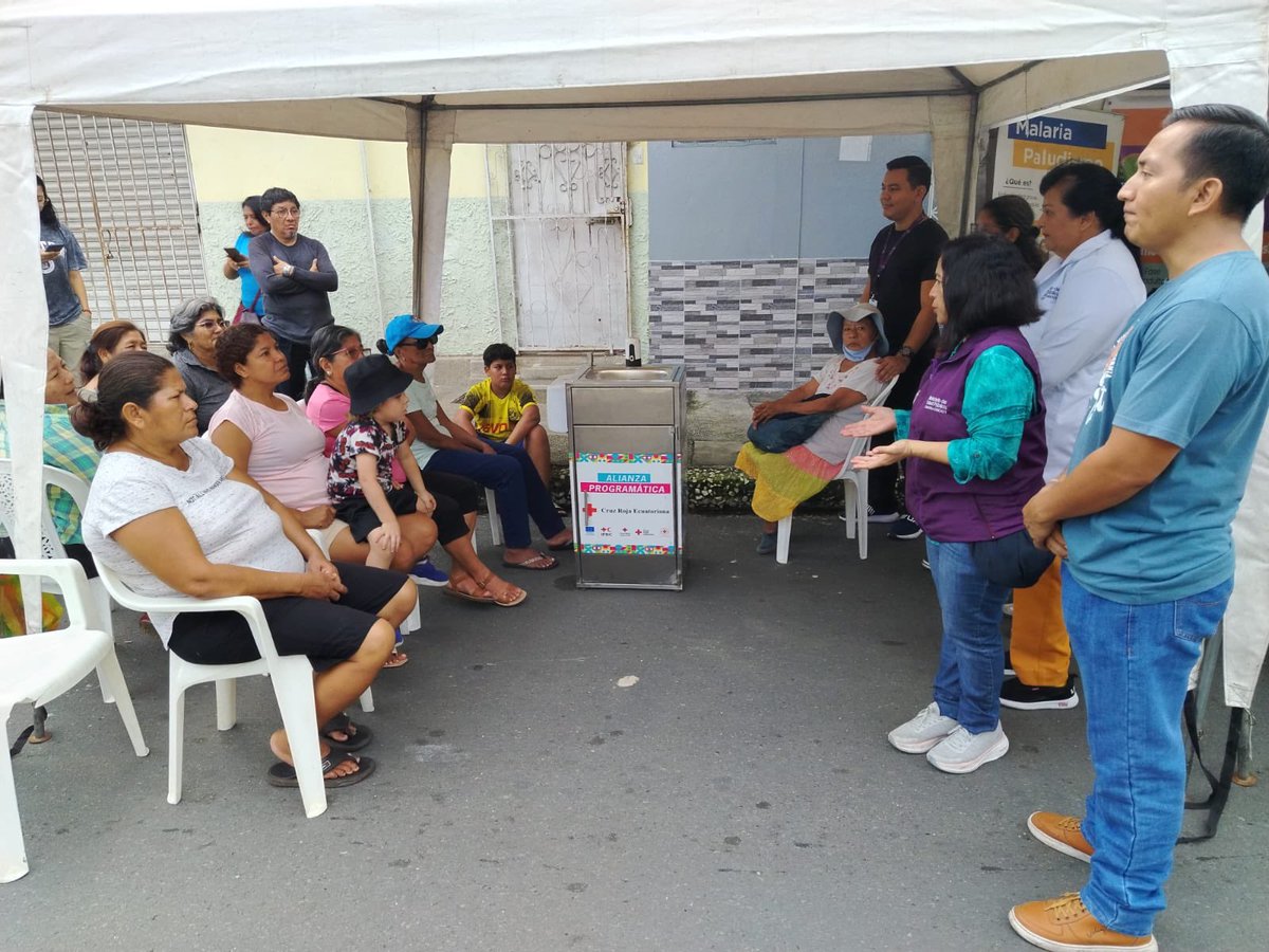 Salud_Guayas's tweet photo. #MSPEnTerritorio I Nuestro personal del #Distrito09D01 de @Salud_Ec, continúa recorriendo el territorio para proteger a la comunidad. Realizamos una gran minga sanitaria en la Cooperativa #FlorDelGuasmo, enfocada en la prevención y el control integral del dengue. https://t.co/GiWHO5qAj7