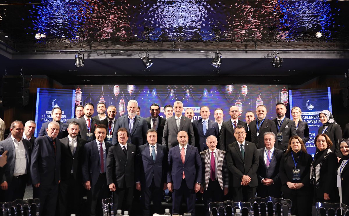 omerbolatTR's tweet photo. Bugün, İstanbul’da, ISTAF’ın düzenlediği 13’üncü İftar Programı’nda iş dünyamızın kıymetli temsilcileriyle bir araya gelerek küresel ekonomide yaşanan dönüşümleri, Türkiye’nin üretim ve ihracat vizyonunu değerlendirdik.

🇹🇷 Küresel ticarette belirsizliklerin arttığı bir dönemde; Türkiye ekonomisi güçlü ve dirençli yapısıyla yoluna devam etmektedir.
2025 yılında ekonomimiz %3,6 oranında büyürken, millî gelirimiz 1 trilyon 596 milyar dolara ulaşmış, kişi başına düşen millî gelirimiz ise 18.040 dolar seviyesine yükselmiştir.

🇹🇷 İhracatta da önemli bir başarı hikâyesi yazıyoruz.
2002 yılında 36 milyar dolar olan mal ihracatımızı, 2025 yılında 273,4 milyar dolara çıkardık.

🇹🇷 Hizmetler ihracatımız ise aynı dönemde 14 milyar dolardan 122,6 milyar dolara yükseldi.
Böylece mal ve hizmetler ihracatımız toplamda 396 milyar dolara ulaşarak rekor seviyeye çıktı.

🇹🇷 Bugün Türkiye, Çin’den Orta Avrupa’ya uzanan geniş kuşakta en fazla ülkeye ihracat yapabilen ülkelerden biri konumundadır.

🇹🇷 Ticaret Bakanlığı olarak ihracatçılarımızın finansmana erişimini güçlendirmek için, Cumhurbaşkanımız Sayın Recep Tayyip Erdoğan’ın #TürkiyeYüzyılı vizyonu çerçevesinde, 2026 yılında mal ve hizmet ihracatına yönelik toplam 45 milyar TL destek bütçesi ayırmış bulunuyoruz.

🇹🇷Türkiyemiz; güçlü liderliği, üretim gücü ve stratejik konumuyla küresel ekonomideki yerini her geçen gün daha da sağlamlaştırmaktadır. Ülkemiz, güçlü lideriyle bölgesinde barışın ve istikrarın sembolü olmaya, etrafımızdaki ateş çemberine rağmen, bölgesinde parlayan bir yıldız olarak yükselmeye Allah’ın izniyle devam edecektir.

Bu vesileyle; insani yardım çalışmaları, toplumsal dayanışmaya katkıları ve iş dünyasına sunduğu değerli faaliyetleriyle önemli bir görev üstlenen ISTAF ailesine teşekkür ediyor, bu güzel buluşmaya katkı sağlayan tüm katılımcılarımıza şükranlarımı sunuyorum.

Son günlerine girmiş olduğumuz mübarek Ramazan ayının; ülkemize, milletimize ve tüm İslam âlemine hayırlar getirmesini diliyorum. 🌙