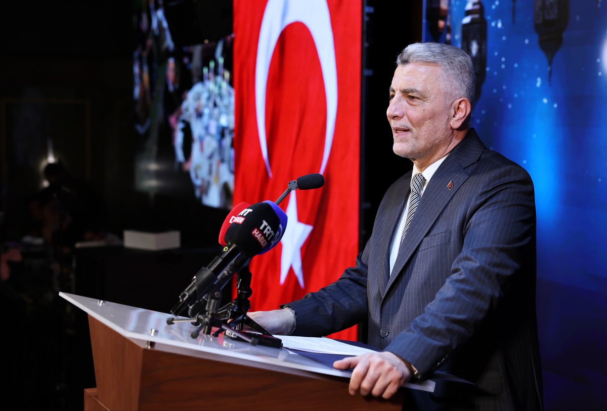 omerbolatTR's tweet photo. Bugün, İstanbul’da, ISTAF’ın düzenlediği 13’üncü İftar Programı’nda iş dünyamızın kıymetli temsilcileriyle bir araya gelerek küresel ekonomide yaşanan dönüşümleri, Türkiye’nin üretim ve ihracat vizyonunu değerlendirdik.

🇹🇷 Küresel ticarette belirsizliklerin arttığı bir dönemde; Türkiye ekonomisi güçlü ve dirençli yapısıyla yoluna devam etmektedir.
2025 yılında ekonomimiz %3,6 oranında büyürken, millî gelirimiz 1 trilyon 596 milyar dolara ulaşmış, kişi başına düşen millî gelirimiz ise 18.040 dolar seviyesine yükselmiştir.

🇹🇷 İhracatta da önemli bir başarı hikâyesi yazıyoruz.
2002 yılında 36 milyar dolar olan mal ihracatımızı, 2025 yılında 273,4 milyar dolara çıkardık.

🇹🇷 Hizmetler ihracatımız ise aynı dönemde 14 milyar dolardan 122,6 milyar dolara yükseldi.
Böylece mal ve hizmetler ihracatımız toplamda 396 milyar dolara ulaşarak rekor seviyeye çıktı.

🇹🇷 Bugün Türkiye, Çin’den Orta Avrupa’ya uzanan geniş kuşakta en fazla ülkeye ihracat yapabilen ülkelerden biri konumundadır.

🇹🇷 Ticaret Bakanlığı olarak ihracatçılarımızın finansmana erişimini güçlendirmek için, Cumhurbaşkanımız Sayın Recep Tayyip Erdoğan’ın #TürkiyeYüzyılı vizyonu çerçevesinde, 2026 yılında mal ve hizmet ihracatına yönelik toplam 45 milyar TL destek bütçesi ayırmış bulunuyoruz.

🇹🇷Türkiyemiz; güçlü liderliği, üretim gücü ve stratejik konumuyla küresel ekonomideki yerini her geçen gün daha da sağlamlaştırmaktadır. Ülkemiz, güçlü lideriyle bölgesinde barışın ve istikrarın sembolü olmaya, etrafımızdaki ateş çemberine rağmen, bölgesinde parlayan bir yıldız olarak yükselmeye Allah’ın izniyle devam edecektir.

Bu vesileyle; insani yardım çalışmaları, toplumsal dayanışmaya katkıları ve iş dünyasına sunduğu değerli faaliyetleriyle önemli bir görev üstlenen ISTAF ailesine teşekkür ediyor, bu güzel buluşmaya katkı sağlayan tüm katılımcılarımıza şükranlarımı sunuyorum.

Son günlerine girmiş olduğumuz mübarek Ramazan ayının; ülkemize, milletimize ve tüm İslam âlemine hayırlar getirmesini diliyorum. 🌙