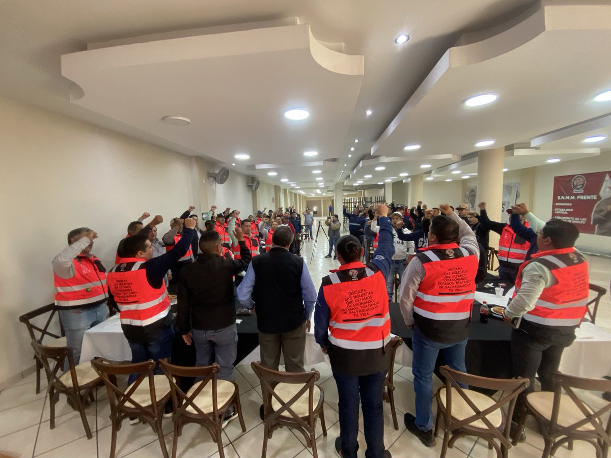 Frenteseccio62's tweet photo. 📣Se llevó a cabo una plática con las compañeras y compañeros de los comités del Distrito Fresnillo, misma que fue impartida por nuestro Secretario General Nacional, Don @CarlosPavonC , quien compartió un mensaje de unidad, compromiso.
#UnidadSindical #DistritoFresnillo #Mineros https://t.co/WRXCD50dxP