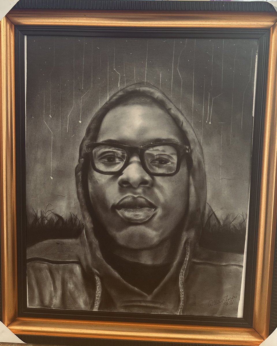 gillianimoni's tweet photo. I’m so excited to have presented this hand drawn portrait to the convener of @TechNovasummit, the exceptional @thenameisbrill 🤭

The drawing tells a story. Can you see it? 👀 https://t.co/Iydegob20v