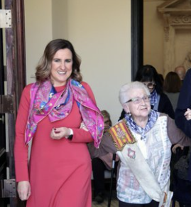 Servit des d'alcaldia... la Sra alcaldesa ha rebut a una senyora membre de la cort d'honor de la fallera major de valència de l'any 1954. Sense cap blau a la senyera. He dit 1954. 
Deixant clar que el paper del blaverisme a partir del 77, mentir i manipular per desfer un país.