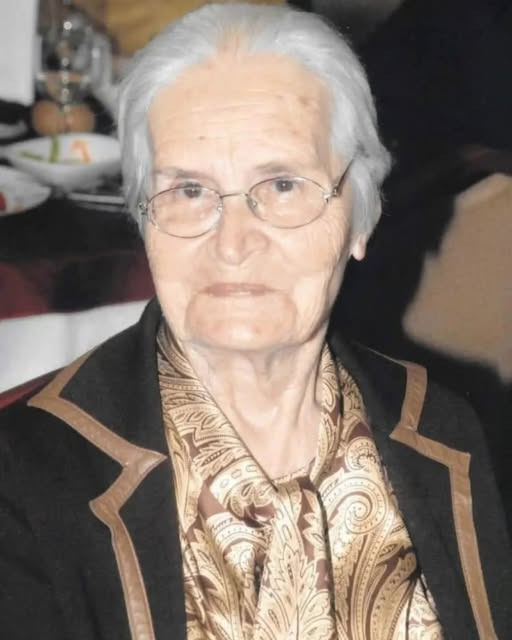 VALİDEM ŞEFİKA ORTAYLI...
(İlber Ortaylı'nın annesi)
Validem, Şefika Ortaylı, ihtilal yılında doğdu. Uzun, hadiseli bir ömür geçirdi. İkinci Cihan Harbi’ni yaşadı. Memleketine, diline, teşhir etmemekle birlikte dini kurallara çok bağlı olarak yaşadı. Çok tuhaf mutlu zamanı