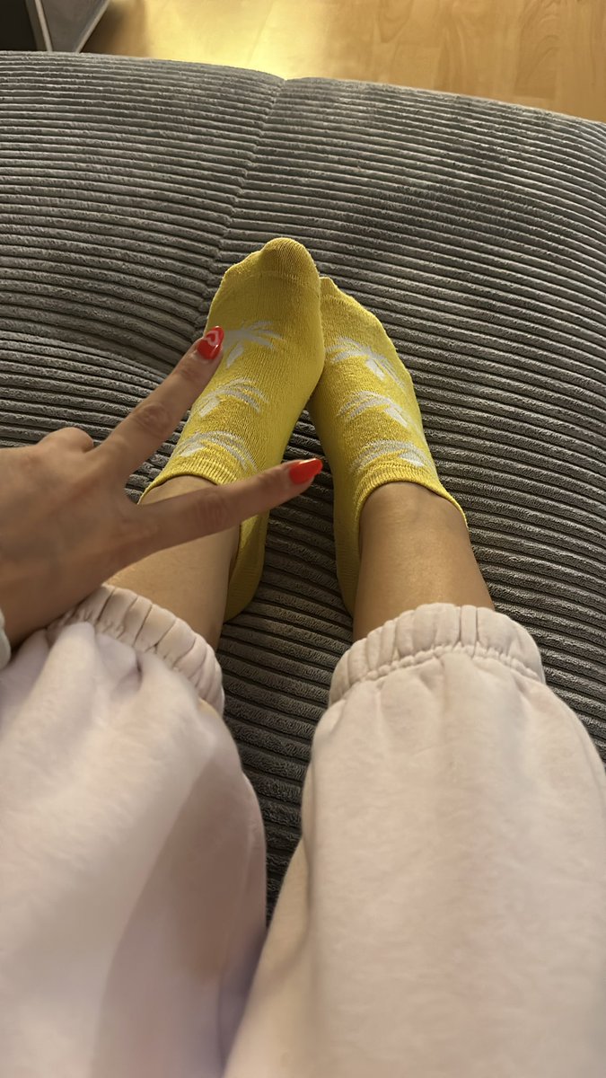 Leyla_6996's tweet photo. Booooring Saturday night
#feet
#letshavefun
#lovesocks
#fetish
#needfeetmassage https://t.co/vEFOmO6PRi