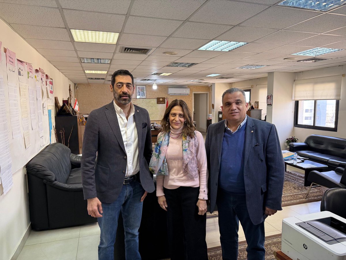 EliasHankach's tweet photo. زرت بلدية برج حمود، على اثر إستهداف النبعة، وإجتمعت مع رئيس بلديتها مارديك بوغوصيان، بحضور النائب هاكوب بقرادونيان وأمين عام الطاشناق ألبير بالابانيان، وناقشت معهم مسألة النزوح وضرورة التدقيق بهوية النازحين في الشقق ومراكز الايواء وتفعيل دور الشرطة البلدية لحماية الأحياء الأمنة من أهالي، سكان ونازحين أبرياء.

وإجتمعت مع قائمقام المتن مارلين حداد حيث جرى عرض واقع النزوح في المتن الذي بلغ حدّه الأقصى من حيث القدرة الاستيعابية بسبب الأعداد الكبيرة في مراكز الإيواء، وضرورة التنسيق مع الوزارات المعنية لتوجيه النازحين الى مناطق قادرة على الإستيعاب.

كما تواصلت مع وزير الدفاع، مدير عام قوى الأمن الداخلي ومدير المخابرات وطالبت بتعزيز الحضور الأمني وتسيير دوريات على مدار الساعة في المناطق الحساسة وحوالي المراكز وذلك بهدف حماية الأهالي والسكان والنازحين ومنع الاستفزازات…
حمى الله لبنان 🙏