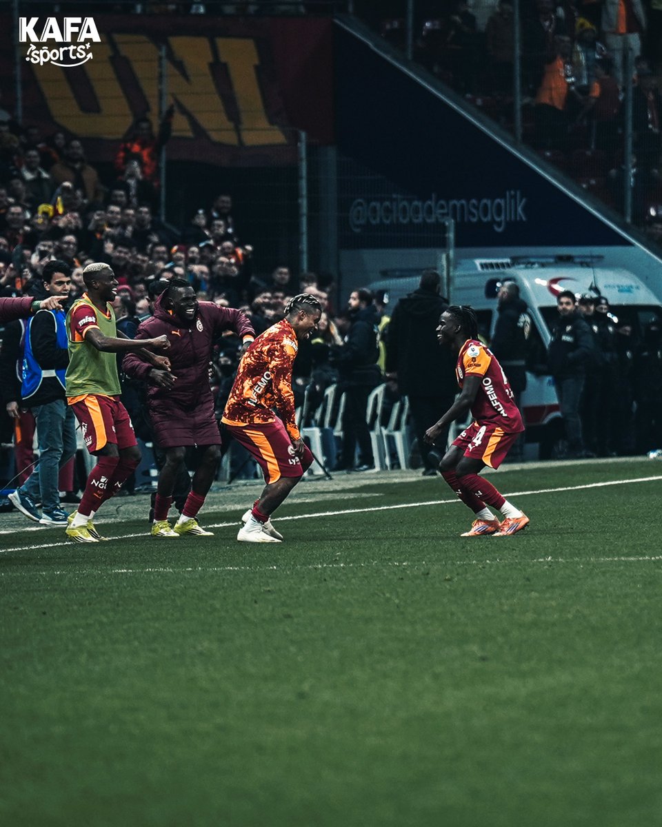 Renato Nhaga进球后与队友狂欢瞬间