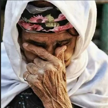 T_urnam's tweet photo. Cebinde bir dirhem “sabunun” olsun!

Eski notlarımı karıştırırken buldum! 2009 yılında Dersim’de; sözlü tarih araştırmalarım sırasında, kendisiyle konuştuğum yaşlı bir Anamız; Kürtçe aksanıyla müthiş bir öğüt vermiş. Demiş ki; Bav u Bapir a me digotin < Bizim babalarımız-dedelerimiz derdi:

Ateş kirlenirse, toprak yıkar!
Toprak kirlenirse, su yıkar!
Su kirlenirse, vicdan yıkar!
Vicdanı olmayan zalım,
Suyu kana çevirir!
Ateşi söndürür!
Toprağı kirletir!
Kendini bitirir cigaram!
Sen, ne et et!
Cebinde bir dirhem “sabunun” olsun!
İşte o sabun, senin “iyiliğin” olsun!
He, ez Qeda! (tamam mı gadanı alam)
Bunu hiç unutma!

Sonuç: Evet, “cebimizde bir dirhem sabunumuz mutlaka olsun!” İyilik yaparak, iyilerden olalım!

Erdogan Yalgın
---
Not:
Sabun burada: iyilikle, vicdanla, dürüstlükle arınmanın temiz kalmanın metaforu olarak kullanılıyor.

Toplum kirlenirken bile, sen kendi elinde bir “sabun” (iyilik) bulundur ki, kendini ve çevreni temiz tutasın.