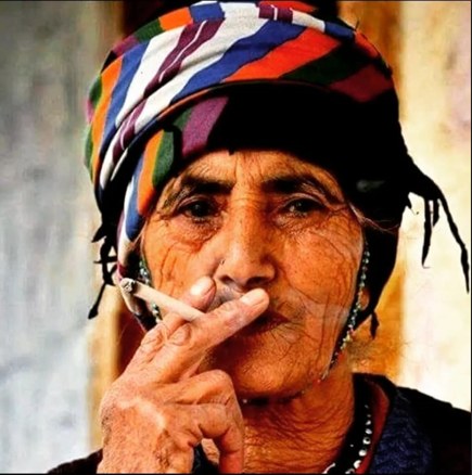 T_urnam's tweet photo. Cebinde bir dirhem “sabunun” olsun!

Eski notlarımı karıştırırken buldum! 2009 yılında Dersim’de; sözlü tarih araştırmalarım sırasında, kendisiyle konuştuğum yaşlı bir Anamız; Kürtçe aksanıyla müthiş bir öğüt vermiş. Demiş ki; Bav u Bapir a me digotin < Bizim babalarımız-dedelerimiz derdi:

Ateş kirlenirse, toprak yıkar!
Toprak kirlenirse, su yıkar!
Su kirlenirse, vicdan yıkar!
Vicdanı olmayan zalım,
Suyu kana çevirir!
Ateşi söndürür!
Toprağı kirletir!
Kendini bitirir cigaram!
Sen, ne et et!
Cebinde bir dirhem “sabunun” olsun!
İşte o sabun, senin “iyiliğin” olsun!
He, ez Qeda! (tamam mı gadanı alam)
Bunu hiç unutma!

Sonuç: Evet, “cebimizde bir dirhem sabunumuz mutlaka olsun!” İyilik yaparak, iyilerden olalım!

Erdogan Yalgın
---
Not:
Sabun burada: iyilikle, vicdanla, dürüstlükle arınmanın temiz kalmanın metaforu olarak kullanılıyor.

Toplum kirlenirken bile, sen kendi elinde bir “sabun” (iyilik) bulundur ki, kendini ve çevreni temiz tutasın.