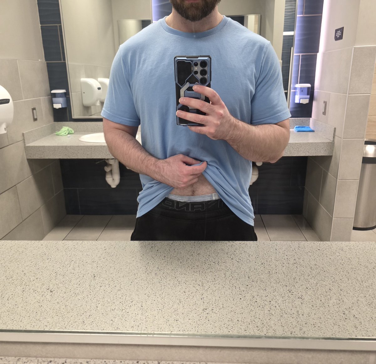 Sneaky gym pic. My shirt matches my pullup ☺️