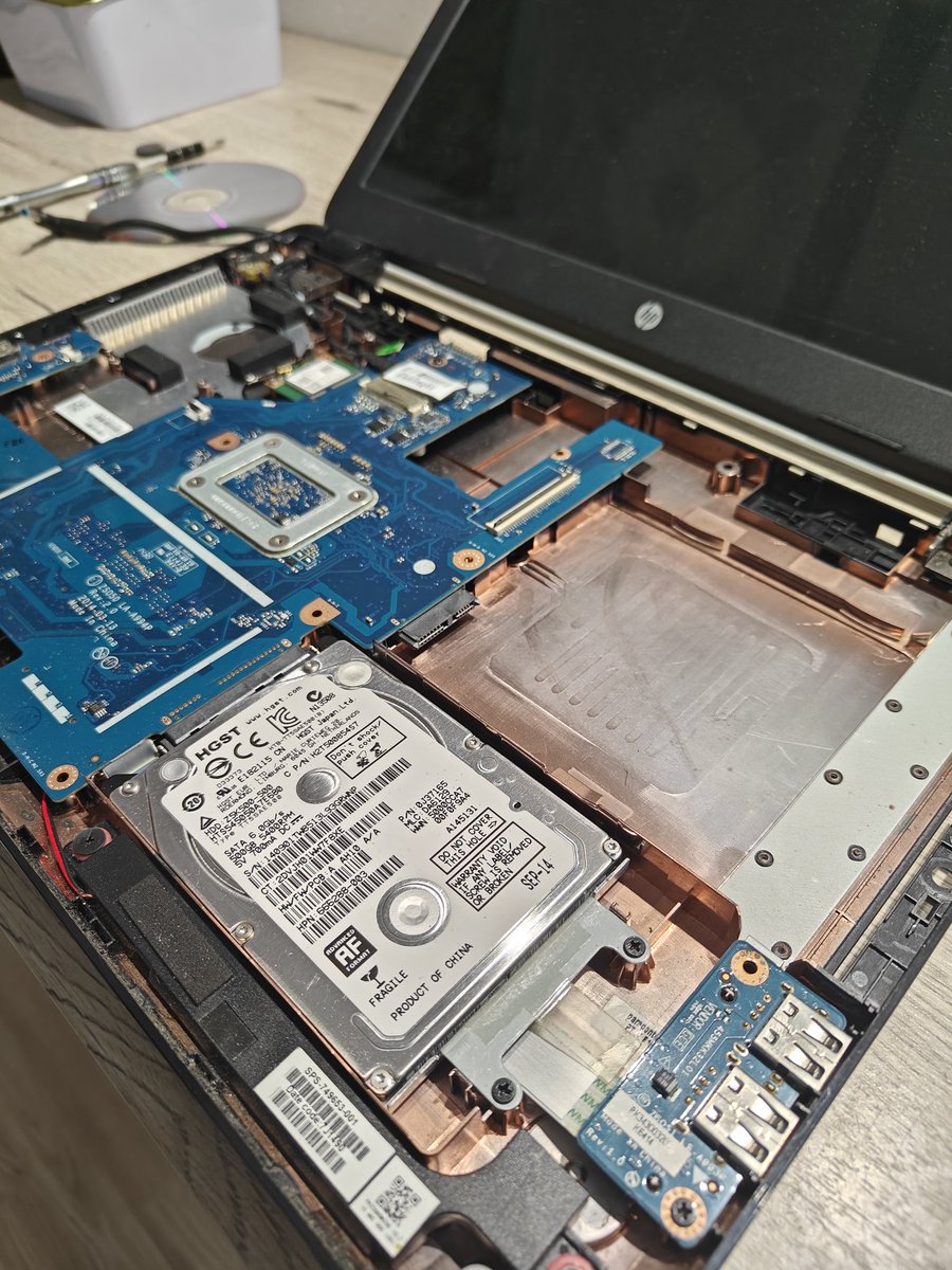 JVInformatique's tweet photo. Vieux portable #hp sous #windows7 qui évolue vers #linuxmint 22.3. Nouvelle pile de carte mère, nouvelle pâte thermique, nettoyage complet. L'ordinateur est de nouveau parfaitement fonctionnel et sécurisé.
#ServicesInformatiques #maintenanceinformatique #technicieninformatique https://t.co/Z8NrMoCMUI