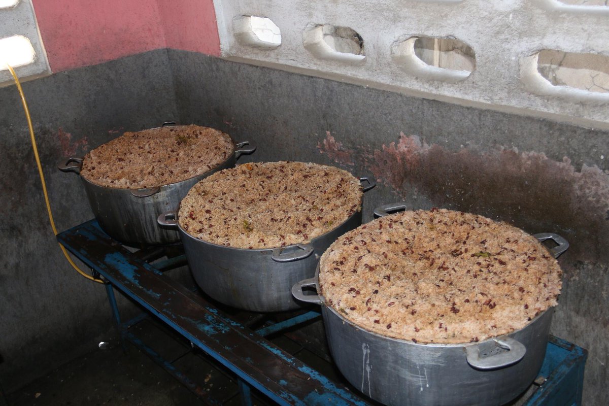 Toujours dans la ville de #Hinche, la délégation du Fonds d’Assistance Économique et Sociale (#FAES) a visité l’#EFACAP #Anténor #Firmin afin de superviser le fonctionnement du restaurant communautaire installé sur ce site. À cette occasion, la cheffe de #cuisine, #Joseph