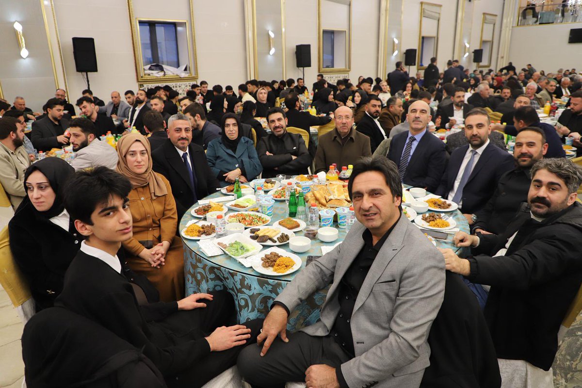 Akbingol_M_ilce's tweet photo. Cumhurbaşkanı Yardımcımız Sn. @_cevdetyilmaz İlim Yayma Vakfı Mütevelli Heyeti Başkanı Sn Necmeddin Bilal Erdoğan ile birlikte İl Başkanlığımız tarafından düzenlenen iftar programında kıymetli dava arkadaşlarımızla bir araya geldik. 

@FeyziBerdibek1 @Korkutata_Zeki https://t.co/vba57FdAQz