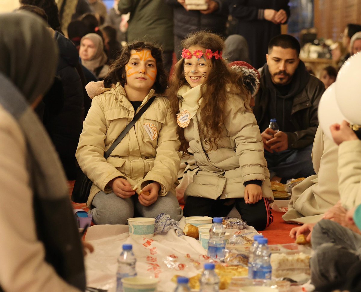 🌙İyi niyetler birleşti ve ortaya bu eşsiz güzellikler çıktı. 

Fatih Belediyemizin ve İl Müftülüğümüzün ev sahipliğinde; Süleymaniye Camii’nde ilk kez bir çocuk ve aile iftarı düzenlendi. Bizler de semaya yükselen yüzlerce evladımızın dualarına hep birlikte amin dedik. Çok güzel