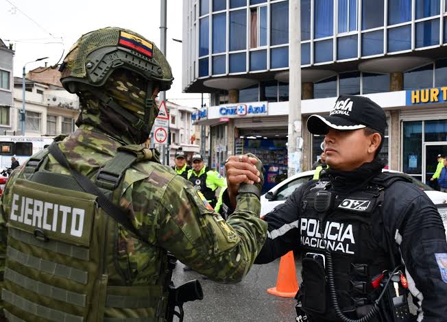 Estamos a poco de comenzar un toque de queda más, espero esté sea diferente y le pedimos a las Fuerzas Armadas y Policía Nacional que actúen sin miedo.

Es hora de acabar con tanto vacunador, secuestrador y narcotraficante, el pueblo se lo agradecerá🇪🇨👏