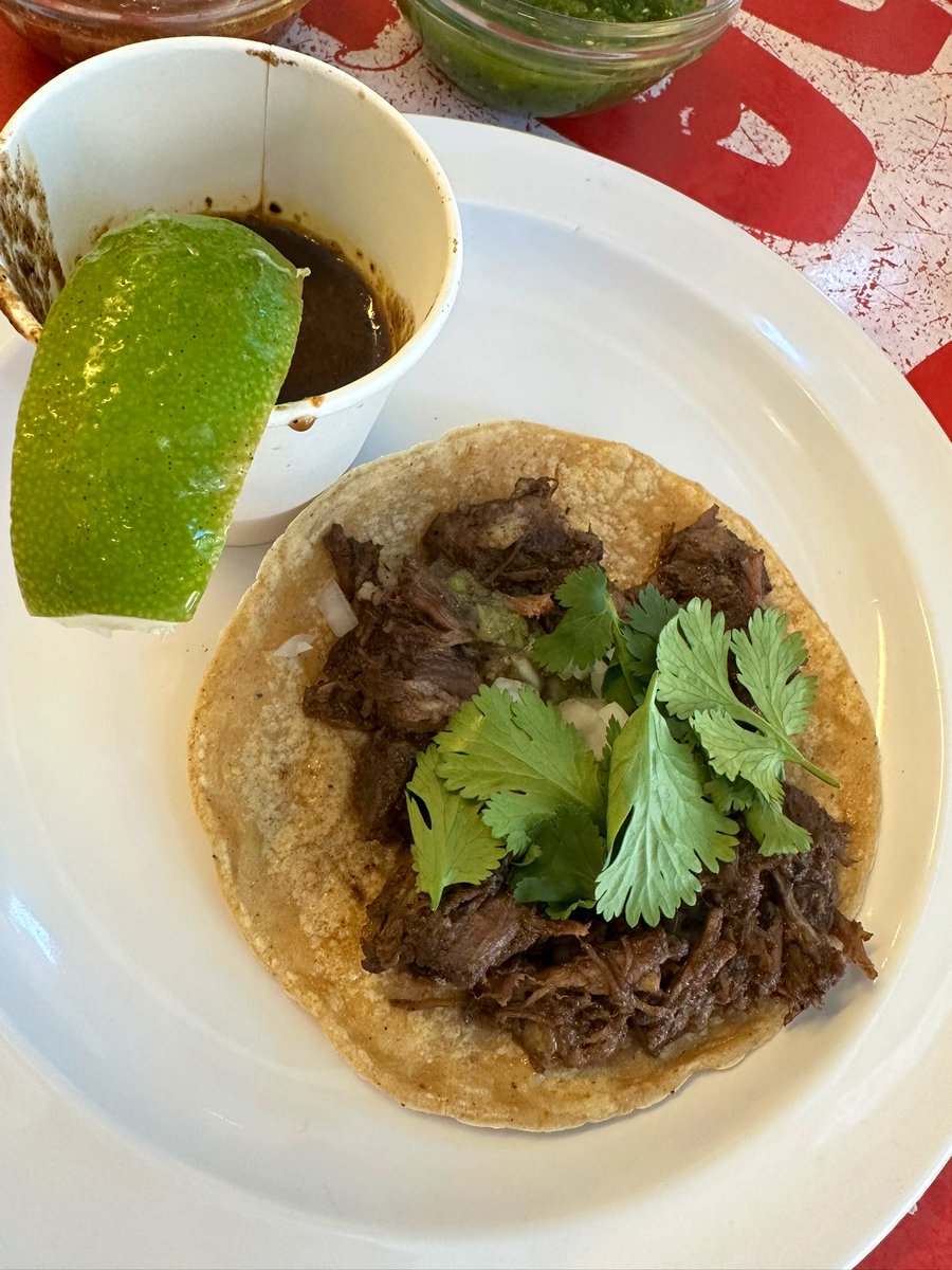 free_style_chef's tweet image. Even though it’s windy, it’s a gorgeous day today. We felt compelled to step outside and bask in the sun for a bit.

Then we craved tacos. So we got some at Tacombi. Avo black bean tostada was my favorite. Barbacao with consommé also good. 

#twittersupperclub #nyceats #tacos