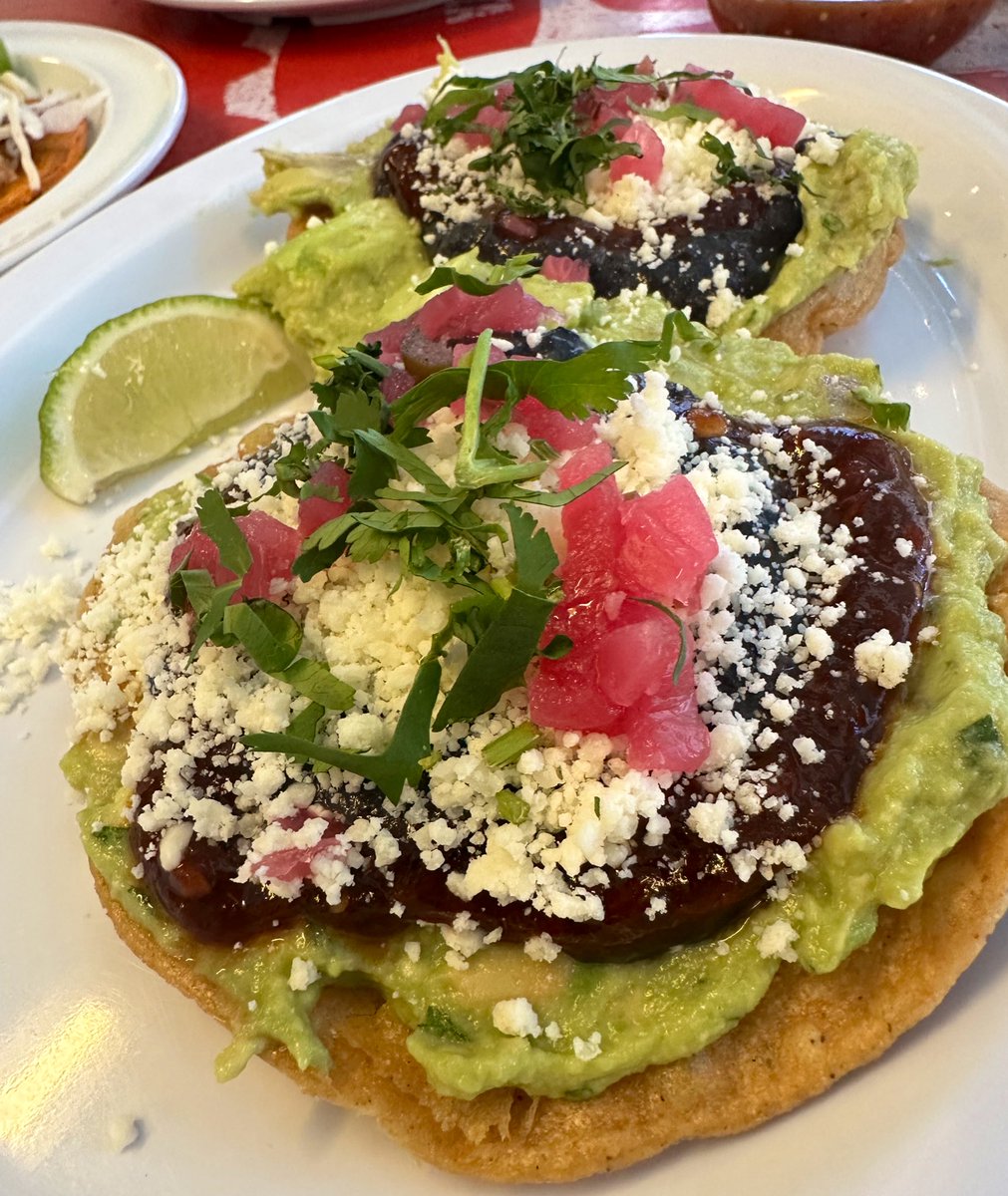 free_style_chef's tweet image. Even though it’s windy, it’s a gorgeous day today. We felt compelled to step outside and bask in the sun for a bit.

Then we craved tacos. So we got some at Tacombi. Avo black bean tostada was my favorite. Barbacao with consommé also good. 

#twittersupperclub #nyceats #tacos