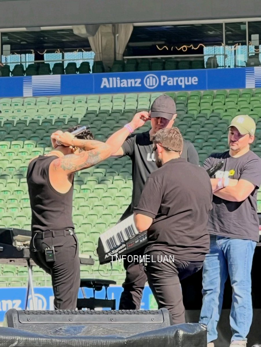 informeluan's tweet photo. EXCLUSIVO!🎞️
Registro do cantor @luansantana acaba de chagar ao Allianz Parque em São Paulo, para realiza a passagem de som. 🎤 

Sigam o @informeluan e fiquem por dentro de tudo do mundo LS! 
#LuanSantana #InformeLuan #RegistroHistórico #SãoPaulo https://t.co/T0MFzGix7G