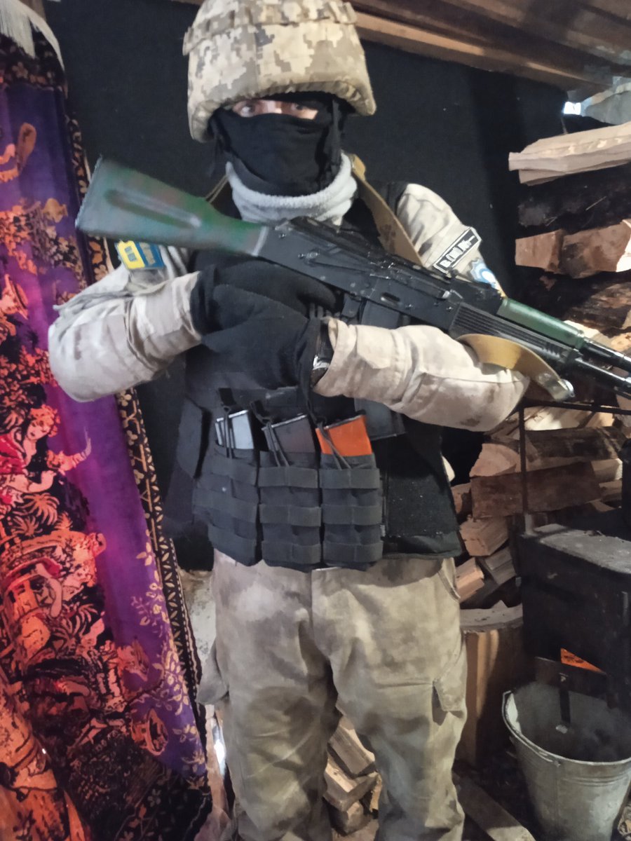 Із 25.02.2022 я обрав калашмата, ніж з'їбатися з України.
Три моїх дитини це підтримали.
Йшли із акм проти БТР, бмп, танків.
Але, завжди, поруч, за спиною, насипала підаргам наша арта.
У самі складні часи ми тримали стрій, бо добровільно пішли захищати. 
Дякую ЗСУ за допомогу.