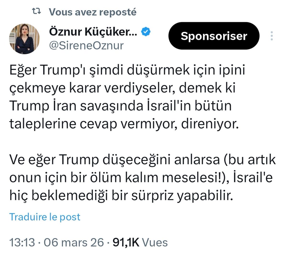 SireneOznur's tweet photo. Her şey 6 Mart'ta yaptığım bu paylaşımla başladı. O gün gittikçe köşeye sıkıştırılan Trump'ın hayatta kalmak için düğmeye basacağını anladım ve bu paylaşımı yaptım.

Bu paylaşımdan 3 gün sonra, gece tuhaf şeyler yaşandı ve İsrail'de (sansürlenen) ciddi bir hareketlilik oldu. İran medyası İsrail'de birçok üst düzey yetkilinin öldürüldüğü iddiasını yaymaya başladı. Türkiye'den de "artık karşınızda eski Türkiye yok, herkes hesabını ona göre yapsın" mesajı geldi. Yine sezgilerim bütün bunların tesadüf olmadığını söylüyordu.

Bütün bu olaylardan sonra ilk önce Netanyahu'nun yapay zeka ürünü konuşması geldi. Bugün güvenlik toplantısına da başkanlık etmedi. ABD içerisinde de ciddi bir karmaşa olduğunu okuyorum. Trump ile 2 saatlik bir görüşme yapmak için verdiği röportajı yarıda kesen ABD Hazine Bakanı Bessent'in şoka girmiş bir şekilde geri döndüğünü hepimiz gördük.

Ben dünyayı okuyup yorumlarken sizlere satır arası sinyalleri de aktaran biriyim. Yorumlarım bilgi kadar sezgilerime de dayanıyor.

Bugün bütün bu olaylardan yola çıkarak (Netanyahu ile ilgili veya değil) İsrail'de bir şeylerin yolunda gitmediğini açıkça söyleyebilirim. Ve bunda Trump'ın bir hamlesi etkili oldu. Adam için boşuna dua etmediler. 

Teyit gelince tekrar konuşuruz. 🙂