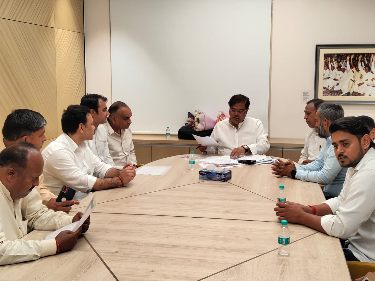 Ajayadavinc's tweet photo. आज इंदिरा भवन  कांग्रेस मुख्यालय (AICC ) मे जिलाध्यक्ष के साथ सभी जिले के ब्लॉक अध्यक्ष व युवा साथी दिल्ली सह प्रभारी @danishabrar2016 के साथ विभिन्न मुद्दों पर बात की.... https://t.co/O8niuNTNb0