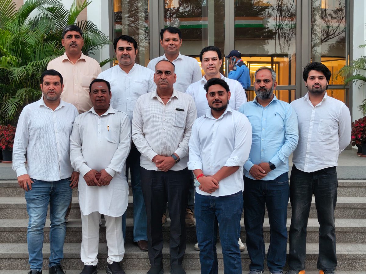 Ajayadavinc's tweet photo. आज इंदिरा भवन  कांग्रेस मुख्यालय (AICC ) मे जिलाध्यक्ष के साथ सभी जिले के ब्लॉक अध्यक्ष व युवा साथी दिल्ली सह प्रभारी @danishabrar2016 के साथ विभिन्न मुद्दों पर बात की.... https://t.co/O8niuNTNb0