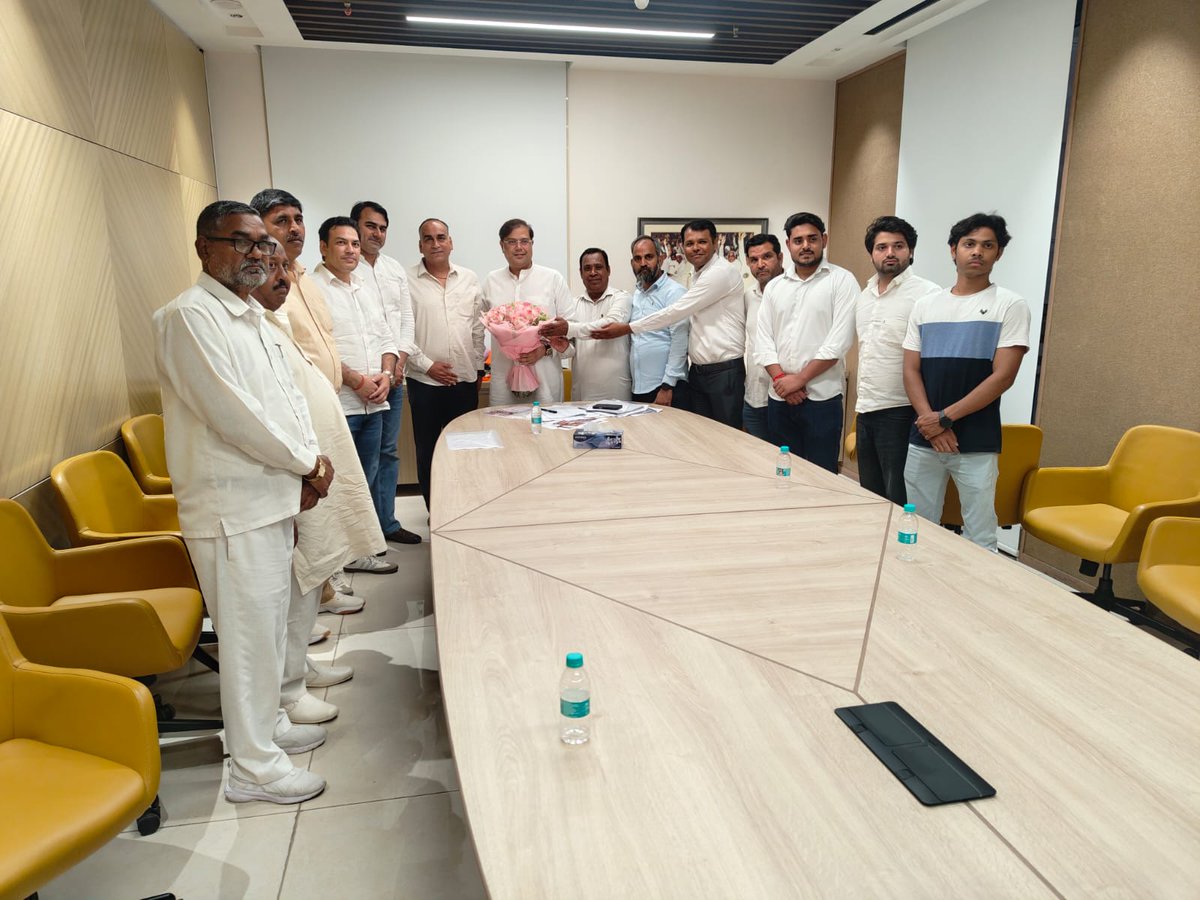 Ajayadavinc's tweet photo. आज इंदिरा भवन  कांग्रेस मुख्यालय (AICC ) मे जिलाध्यक्ष के साथ सभी जिले के ब्लॉक अध्यक्ष व युवा साथी दिल्ली सह प्रभारी @danishabrar2016 के साथ विभिन्न मुद्दों पर बात की.... https://t.co/O8niuNTNb0