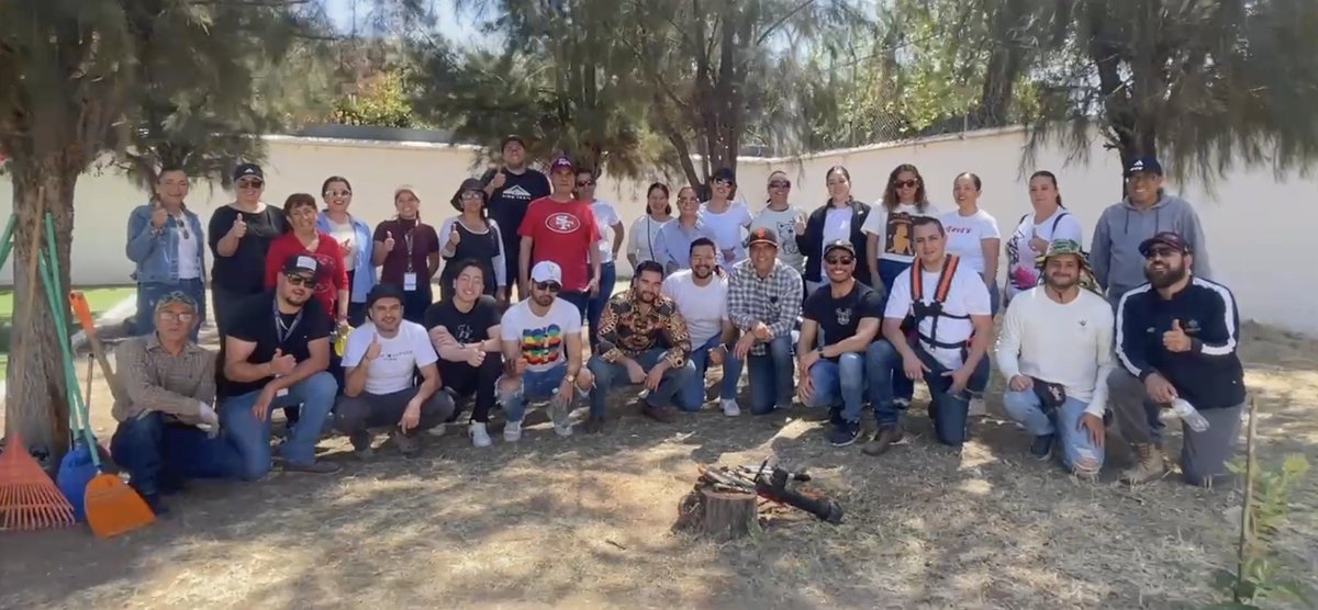 🤝 ¡Manos a la obra! segundo #TequioElenaArizmendi, en EBDI No. 21 🏫 del <a href="/IsssteAgs/">Issste Aguascalientes</a>  

El subdelegado de Prestaciones, José Luis Luna Jiménez, informó que, esta actividad se desarrolló en el marco de la Estrategia de #TratoDigno, implementada por el director, <a href="/martibatres/">Martí Batres</a> 🧵 1/5