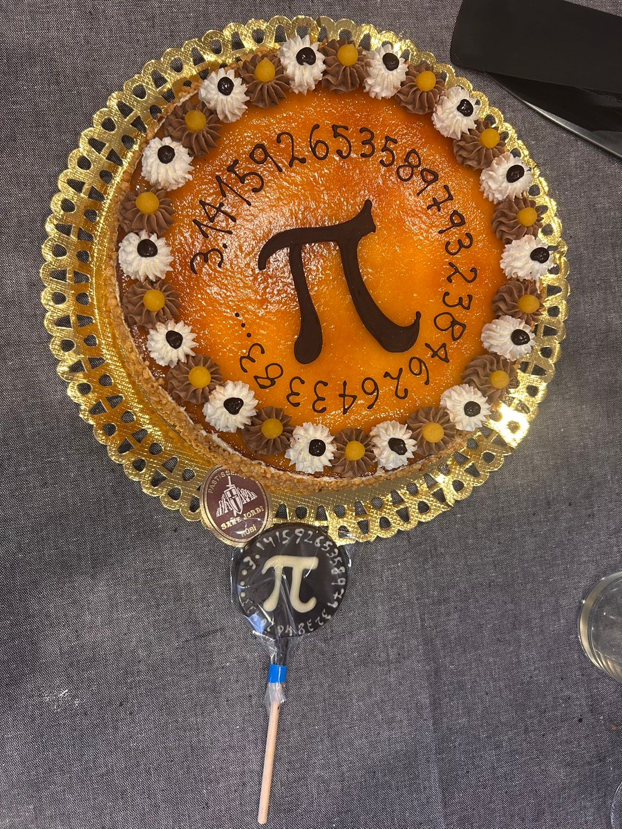 ocasaban's tweet photo. Avui hem celebrat #PiDay amb un bon pastís https://t.co/YTn8W0aQoe