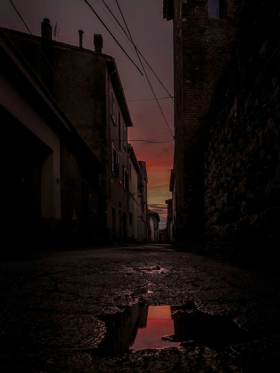 Pkostanzo's tweet photo. Cascina, Pisa | 2026 #sunset #streetphotography #cascina #pisa #lights https://t.co/RaEZ554nwD