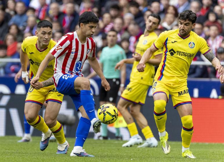 siempreatletico's tweet photo. #AtletiGetafe 1-0😅Un golazo espectacular de Nahuel Molina⚽️y un paradón al final de Musso mantienen fuerte al Atleti en #LaLiga. El equipo de Simeone tira de rotaciones y suma su 4ª victoria liguera consecutiva 👏gracias a un obús del argentino a los 8'. https://t.co/cOvvY8eQ6J https://t.co/NdInUyJUo3