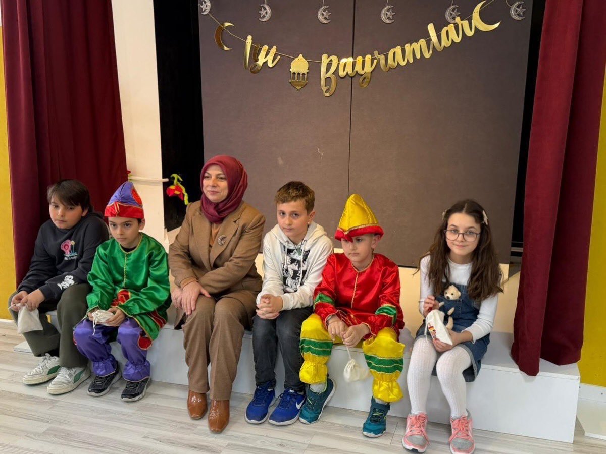 duzce_mem's tweet photo. Bahçeşehir Bilim ve Sanat Merkezi

İl Millî Eğitim Müdürümüz, öğrencilerimizle bir araya gelerek bayram hediyelerini takdim etti, sohbet etti. Program kapsamında öğrencilerimizin hazırladığı Hacivat ve Karagöz gösterisi de ilgiyle izlendi.

Bayram sevincinin, paylaşmanın güzelliğinin ve kültürümüzün renklerinin bir araya geldiği programda emeği geçen herkese teşekkür ediyoruz.

@tcmeb @Yusuf__Tekin @gulsenozer9
