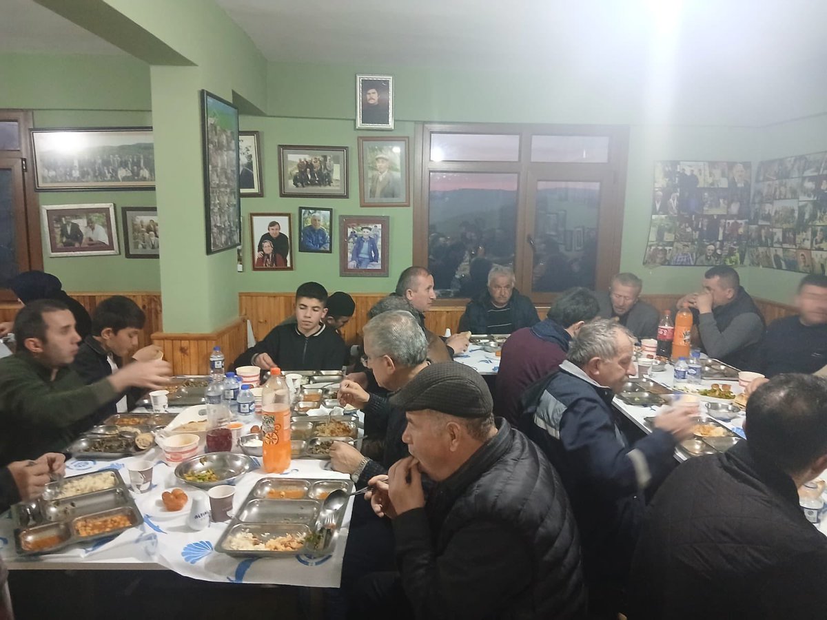 OzgurSinopil's tweet photo. İl Yöneticilerimiz, Dikmen İlçe Başkanımız Abdulhak Hamit Yüksel ve İlçe Yöneticilerimiz ile birlikte  Dikmen’de parti üyemiz Şaban Dirin’in iftar davetine katıldı. Nazik daveti ve misafirperverlikleri için kendisine teşekkür ediyoruz.

@aykutcc https://t.co/UW7rfimRqJ