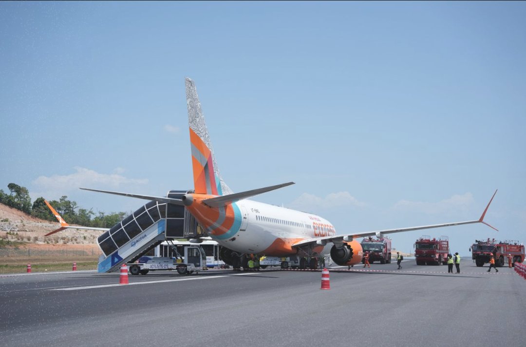 sajidmi220's tweet photo. ⚠️ Phuket Airport runway closed after Air India Express flight AXB938 hard landing (HYD ➝ HKT).

👥 131 pax + 2 infants
👨‍✈️ 7 crew
✅ No injuries

#PhuketAirport #AirIndiaExpress #Aviation

Source: FL360aero https://t.co/CLoC6giWjA