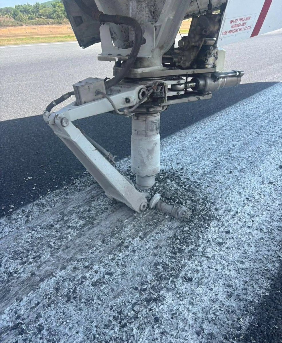 sajidmi220's tweet photo. ⚠️ Phuket Airport runway closed after Air India Express flight AXB938 hard landing (HYD ➝ HKT).

👥 131 pax + 2 infants
👨‍✈️ 7 crew
✅ No injuries

#PhuketAirport #AirIndiaExpress #Aviation

Source: FL360aero https://t.co/CLoC6giWjA