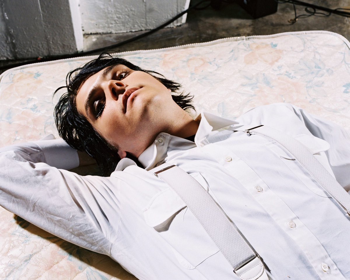 mychemfiles's tweet photo. [HD] MCR for a Clockwork Orange-inspired shoot 📸 by Pamela Littky, July 2005 https://t.co/dZ5eDuvVTb