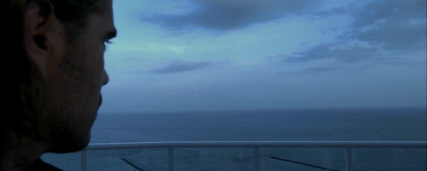 botttomlesspit's tweet photo. gosto bastante como o azul invade tudo no Miami Vice; entre a lanterna traseira de um carro como o céu azulado saturado. a cor azul invade os planos de uma forma tão gostosa de se ver aos olhos, Mann é maluco. https://t.co/AARxqZUc4p
