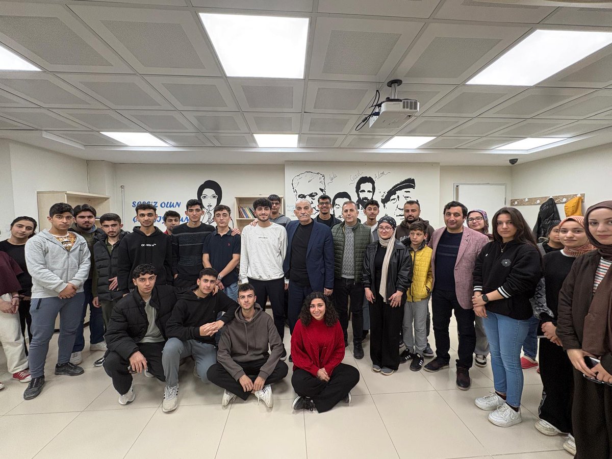 GSB_KiziltepeGM's tweet photo. Bir program için ilimizde bulunan, MEB Talim Terbiye Kurulu üyesi sayın @mbakiozturk  hocamızı gençlerimizle buluşturduk. Sınav kaygısı - başarı ve hayata dair güzel bir söyleşi gerçekleştirdiler. Şükranlarımızı sunuyoruz. 
@OA_BAK 
@Yusuf__Tekin 
@tuncayulusan https://t.co/vqBYDOENeJ