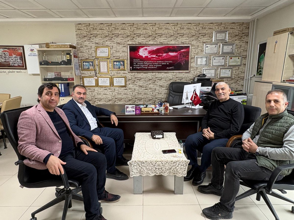 GSB_KiziltepeGM's tweet photo. Bir program için ilimizde bulunan, MEB Talim Terbiye Kurulu üyesi sayın @mbakiozturk  hocamızı gençlerimizle buluşturduk. Sınav kaygısı - başarı ve hayata dair güzel bir söyleşi gerçekleştirdiler. Şükranlarımızı sunuyoruz. 
@OA_BAK 
@Yusuf__Tekin 
@tuncayulusan https://t.co/vqBYDOENeJ