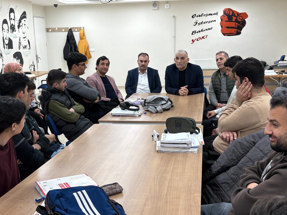 GSB_KiziltepeGM's tweet photo. Bir program için ilimizde bulunan, MEB Talim Terbiye Kurulu üyesi sayın @mbakiozturk  hocamızı gençlerimizle buluşturduk. Sınav kaygısı - başarı ve hayata dair güzel bir söyleşi gerçekleştirdiler. Şükranlarımızı sunuyoruz. 
@OA_BAK 
@Yusuf__Tekin 
@tuncayulusan https://t.co/vqBYDOENeJ