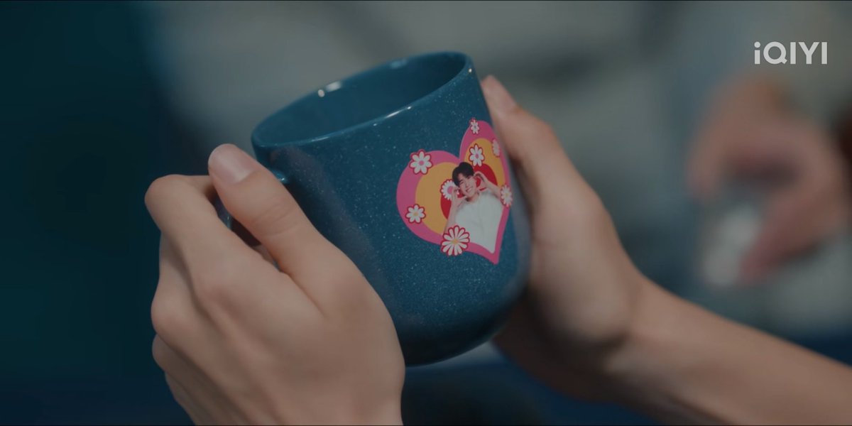 ขอพูดถึงซีนนี้หน่อย ถ้าใครยังจำได้ใน Ep3 ที่ด้วงทำสติ๊กเกอร์ไปติดในห้องซ้อมของฉินกับพ้องเพื่อน แล้วหลังจากที่ฉินเดินมาคุยกับด้วง ตอนนั้นสติ๊กเกอร์มันหายไป จนเพื่อนด้วงต่างพากันงง เถียงกันไปมาและ ก็สงสัย วันนี้มีเฉลยแล้ว คือฉินแกะไปก่อนที่จะเรียกด้วงขึ้นมา