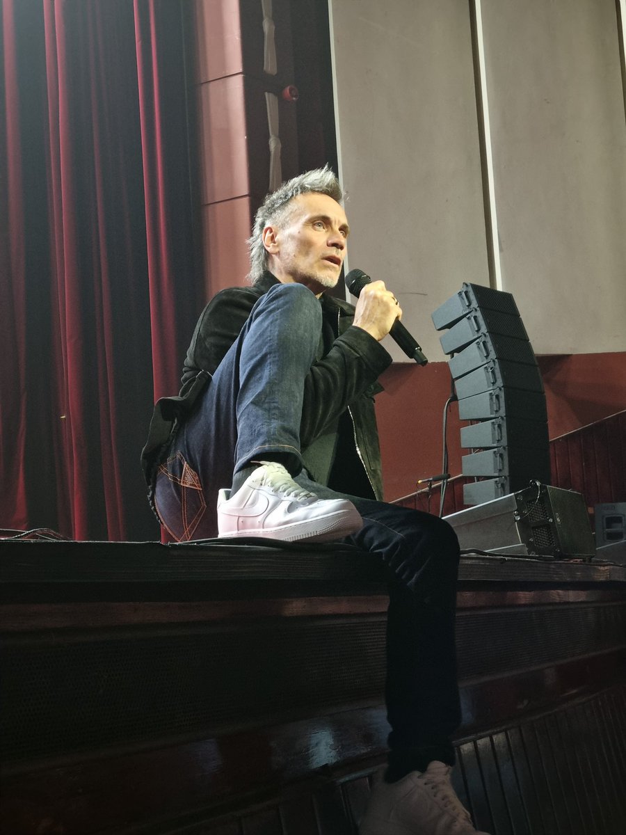 Nuel986's tweet photo. Stasera ho avuto modo di toccare con mano come un fanclub anche se totalmente gratuito possa fare davvero contento un fan: ¼ d'ora di incontro preconcerto con il tuo beniamino(♥️)che ti parla e canta a pochi metri e guardandoti negli occhi, perché tu vali(cit).Basta davvero poco https://t.co/auAU9aZCbD