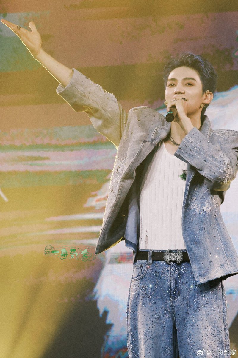 nuttybehappy's tweet photo. ดูคลิป Hi Bye แล้วยิ่งรู้สึกว่าฉวนแสนดีจริงๆ🥹 
ประทับใจโพสต์นี้💚

[เสียงในคลิป]
🔩: อีโจว การได้ชอบคุณทำให้ฉันกลายเป็นคนที่ดีขึ้น
⛵️: เยี่ยมมาก การได้รับความรัก(จากทุกคน)ก็ทำให้ผมดีขึ้นเหมือนกัน

[เนื้อหาในโพสต์]
ระหว่างคนเรา แค่มีช่วงเวลาแบบนี้เพียงชั่วขณะเดียวมันก็เพียงพอแล้วไม่ใช่เหรอ?
ไม่เคยคาดคิดเลยว่าจะได้อยู่ใกล้ขนาดนี้ และไม่คิดเลยว่าจะได้มีโอกาสพูดคุยกัน สิ่งที่พูดออกไปโดยสัญชาตญาณคือสิ่งที่อยากบอกมาตลอดว่า: "อีโจว การได้รักคุณทำให้ฉันกลายเป็นคนที่ดีขึ้นนะ"

เมื่อ 5 ปีที่แล้ว ฉันยังเป็นเด็กผู้หญิงตัวเล็กๆ ที่ใช้ชีวิตเรื่อยเปื่อย อ่อนไหว และเปราะบาง แต่ในวันที่คนรอบข้างชมว่าฉันเข้มแข็ง กล้าหาญ และมีความมุ่งมั่น ฉันมักจะนึกถึงคุณเสมอ เพราะคุณเป็นแบบนั้นมาโดยตลอด ตอนนี้ฉันดีขึ้นแล้ว ฉันจึงไม่ต้องการ "ไอดอล" อีกต่อไป ไม่จำเป็นต้องมีใครมาคอยชี้นำก็สามารถใช้ชีวิตของตัวเองให้ดีได้ สองปีมานี้ดูเหมือนฉันจะห่างเหินจากคุณมากขึ้น แต่ในความเป็นจริงแล้ว ฉันกลับเข้าใกล้(ตัวตนของคุณ)มากขึ้น... ใช่ไหมนะ?

ปี 2021 ฉันทุ่มเทไปมากมายจริงๆ แต่เมื่อผลลัพธ์ออกมาไม่เป็นอย่างที่หวัง ฉันพังทลายและเสียใจมาก ไม่รู้ว่าในใจลึกๆ อีโจวเคยนึกเสียดายบ้างไหม แต่พอเขากลับมาปรากฏตัวอีกครั้ง ทุกอย่างก็ดูสงบและปล่อยวางได้แล้ว ตอนนี้ฉันเองก็เรียนรู้ที่จะทำหน้าที่ของตัวเองให้ดีที่สุด และยอมรับในทุกสิ่งที่เกิดขึ้นแล้วเช่นกัน

ฉันเคยชอบคนมาเยอะมาก และทุ่มเทให้เต็มร้อย กับทุกคนเสมอ แต่มีเพียงอีโจวคนเดียวที่ถามฉันว่า "การชอบผม มีบางช่วงที่รู้สึกเหนื่อยบ้างไหม?" 
การนั่งรถนานหลายชั่วโมงมันเหนื่อย การรอคอยตั้งแต่ฟ้ามืดจนถึงรุ่งเช้ามันเหนื่อย การทุ่มเททุกอย่างลงไปโดยไม่รู้อนาคตมันก็เหนื่อย... 
แต่อีโจว เวลาผ่านไป 5 ปีแล้ว ฉันไม่เคยรู้สึกเลยว่ามันไม่คุ้มค่า ทุกสิ่งทุกอย่างที่ทุ่มเทให้คุณ มันคุ้มค่ามากจริงๆ🥹

©️https://t.co/bmjuRb9hiH 

#หลัวอีโจว #LuoYizhou #罗一舟