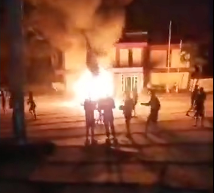 A SATURDAY REFLECTION 👇
🔴 The bonfire lit by protesters in front of the Communist Party headquarters in Morón, Ciego de Ávila, and their subsequent entry into that official building constitute, perhaps, the clearest sign yet that events in Cuba have begun to accelerate outside
