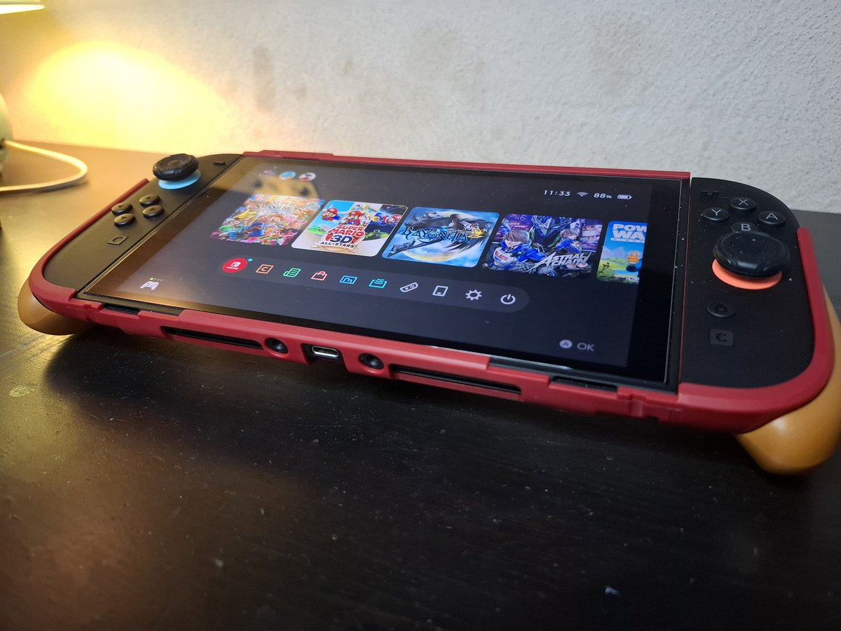 DistortedEmerald tweet media