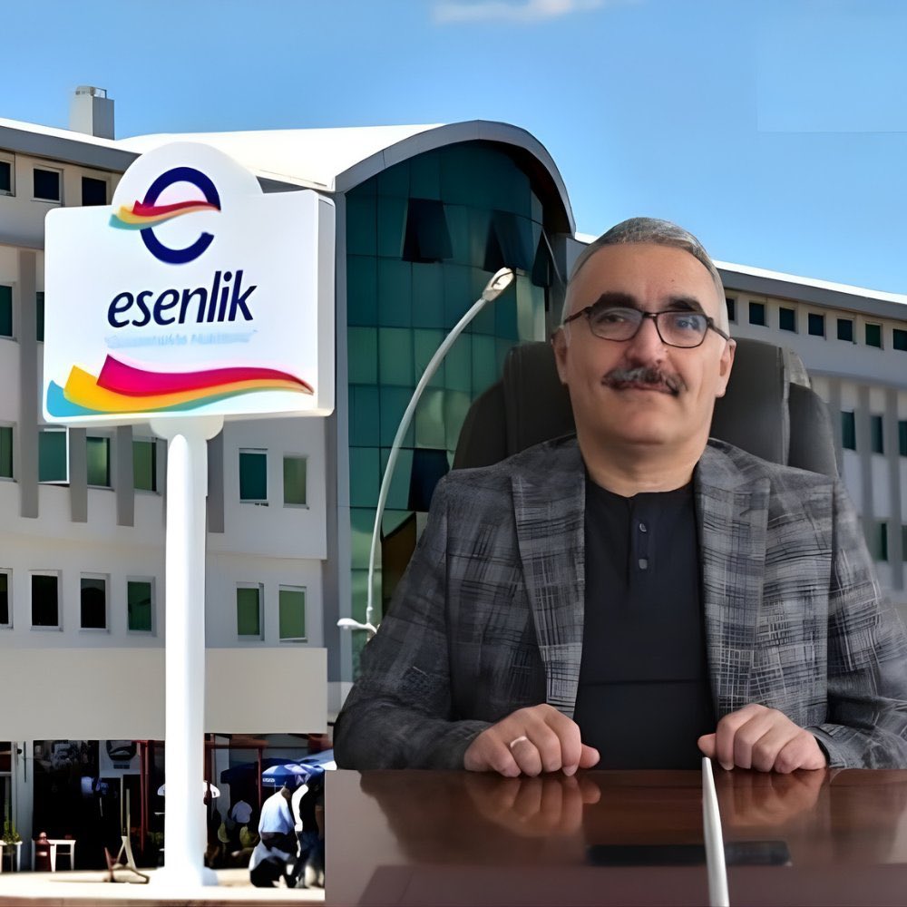 timurince11's tweet photo. 🔺İşler iyice karıştı 🔻

💢İddia doğrultusunda sayın Büyük şehir Belediye başkanımızında (@samiermbb)
derhal inceletme başlatması lazım.

💢Esenlik genel müdürü ve eşinin öğretmeni darp etme olayında adı geçen çocuğun babası işten çıkarılmış. Battal adında çocuğun babası Mehmet Çerçi döneminden beri Esenlik’te satın alma görevinde çalışıyormuş. 4 ay önce Esenlik müdürü Veysel Tay çocukların okul kavgası nedeniyle Battal’lı işine son veriyor. Şimdi daha alt bir birimde çalıştığı söyleniliyor.