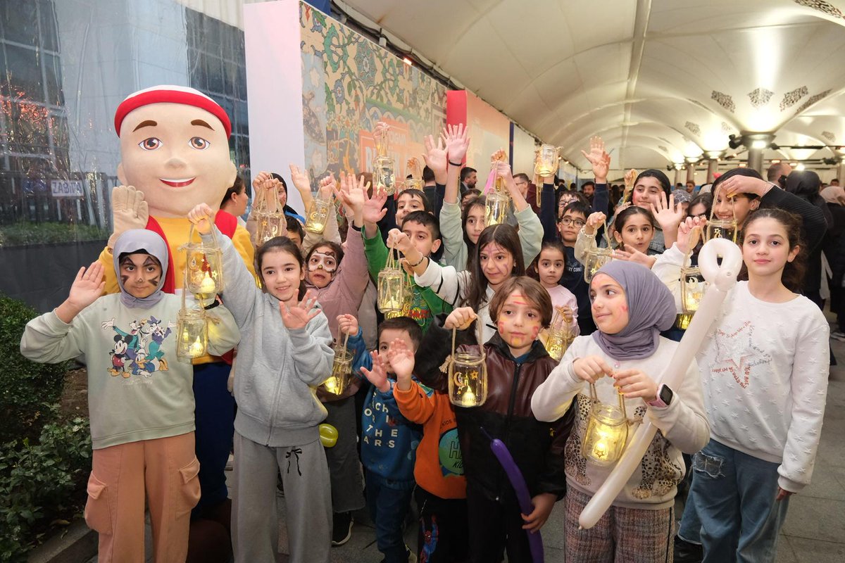 Aynı davaya inanan, aynı hedefe yürüyen büyük bir aileyiz.

Büyük aile iftarımızda ahde vefamızı ve kardeşliğimizi daha da perçinledik.
TÜGVA ailesi olarak birlik, kardeşlik ve dayanışma ruhumuzu her geçen gün daha da büyütüyoruz.

Rabbim bu güzel birlikteliğimizi daim kılsın.